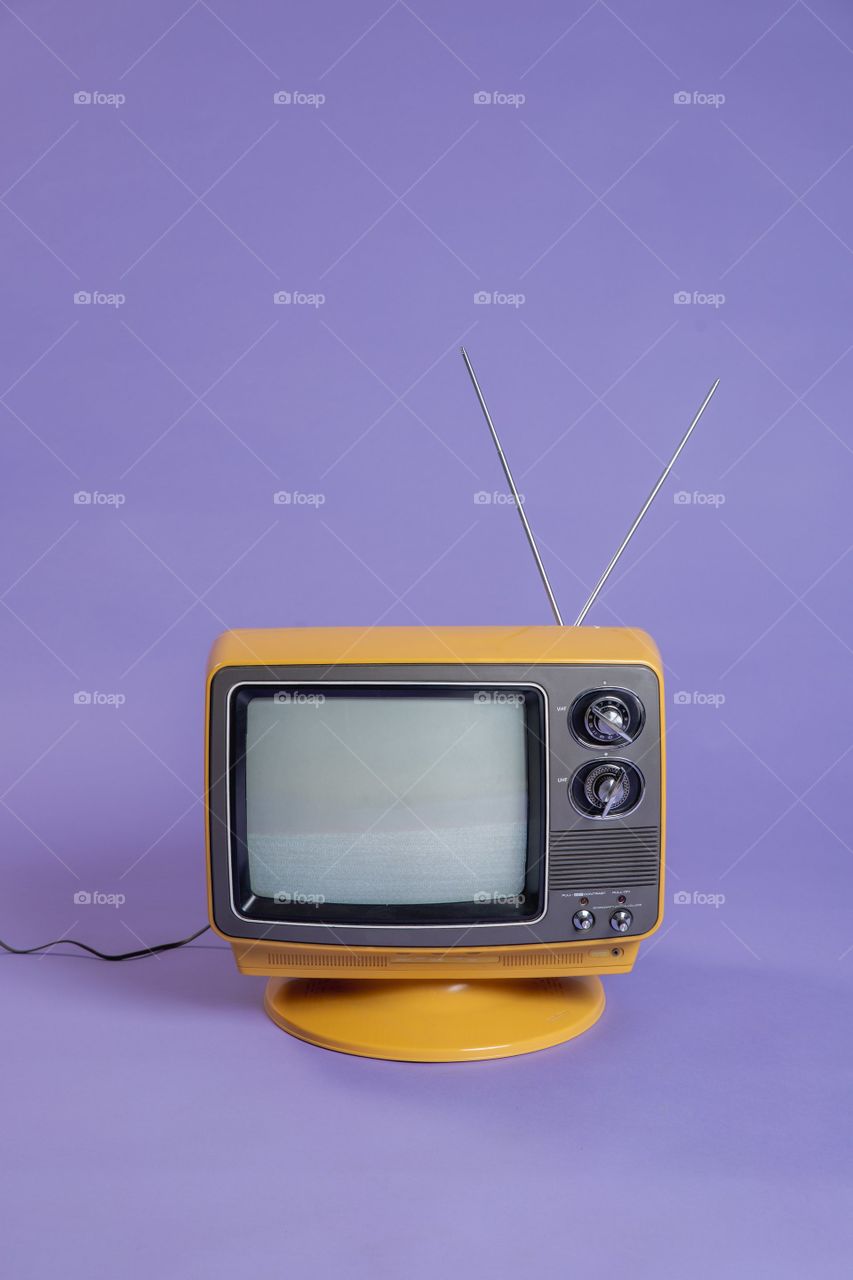 Televisor retro en fondo morado