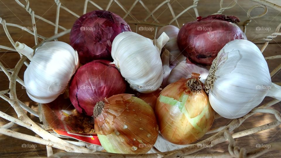 Alhos e cebolas na cozinha.