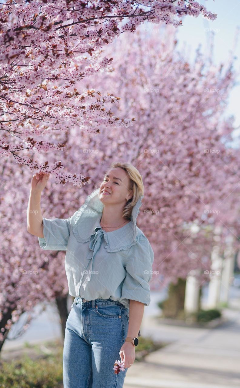 Portraits beautiful women in the springtime 