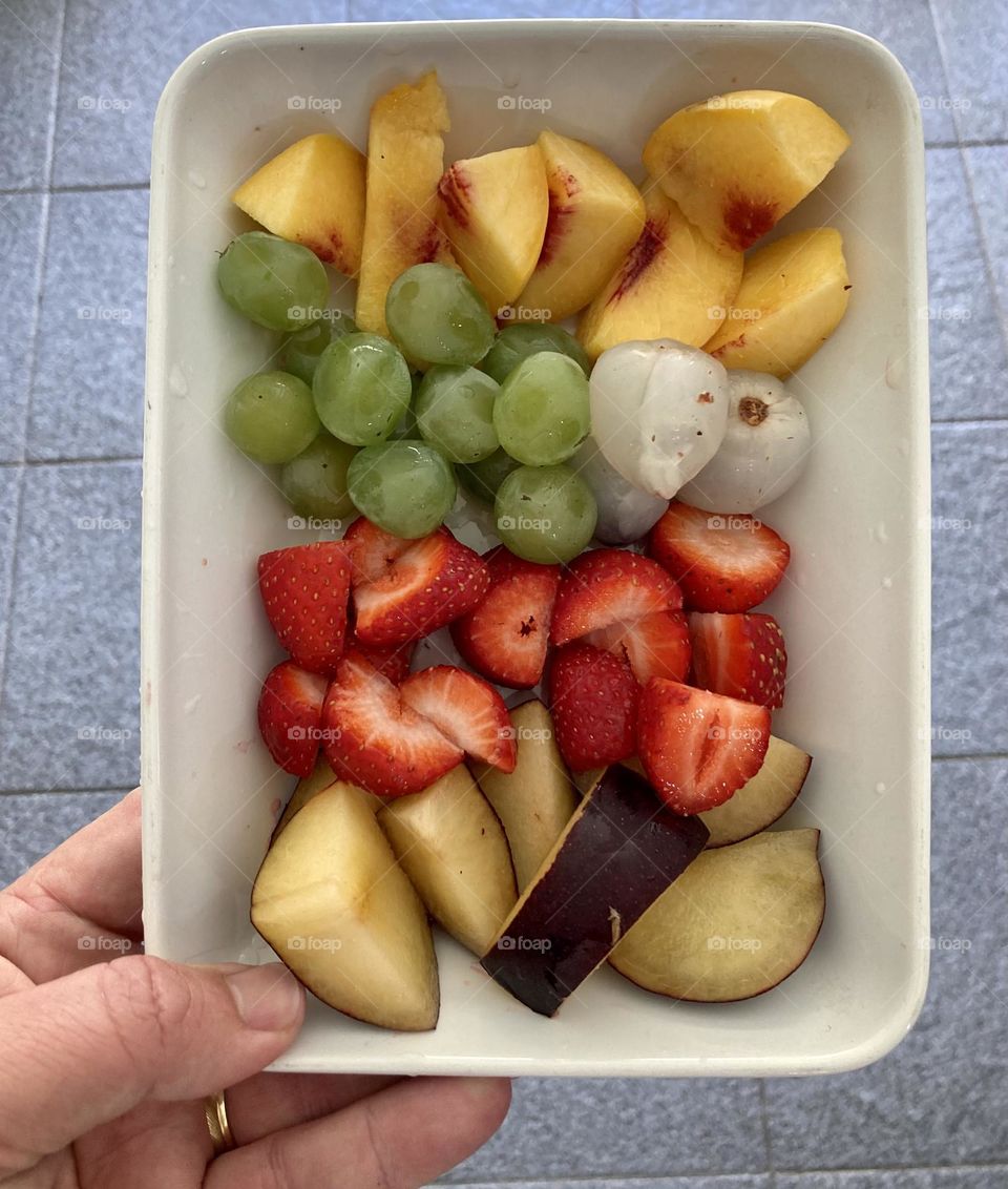 🇺🇸 Delicious fruits for today!  On the menu: plum, grape, lychee, strawberry and peach. / 🇧🇷 Frutas deliciosas para hoje! No cardápio: ameixa, uva, lichia, morango e pêssego.
Saúde à mesa nunca faz mal… troque o chocolate por uma fruta.