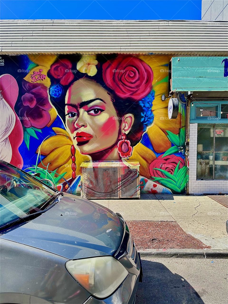 Looking like a cross between „Josephine Baker“ and „Chita Rivera“ in their prime this lovely Latina gets attention. She is part of an art mural on „Jefferson Street“ off „Broadway“ in „Bushwick“, Brooklyn. 2024. Hypnotic Productions