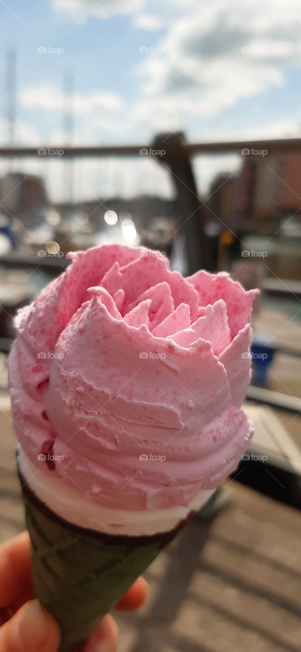 strawberry icecream 🍓🍦