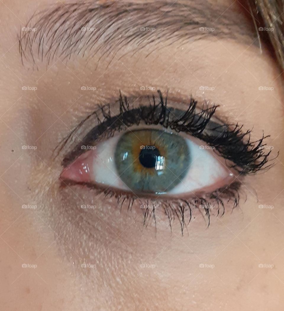 el ojo verde pintado de la muchacha