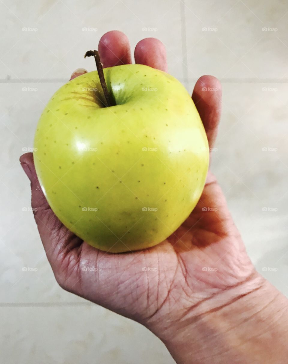 #hands#eating#healthy#apple#fruit