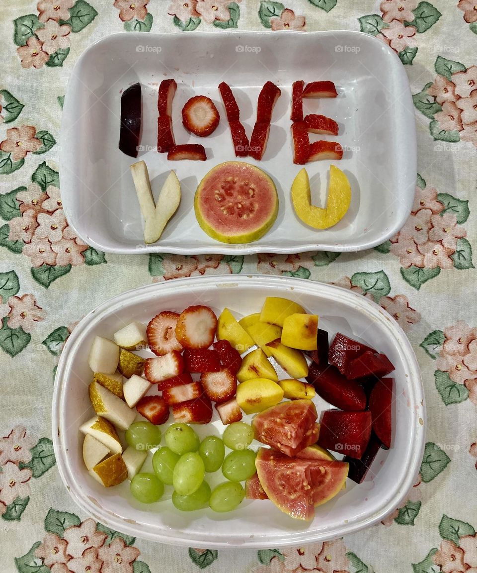 🇺🇸 Today I did my best in fruit for my girls: plum, strawberry, pear, guava, peach and grape.
🇧🇷 Hoje caprichei nas frutas para as minhas garotas: ameixa, morango, pêra, goiaba, pêssego e uva. Tudo feito com carinho!