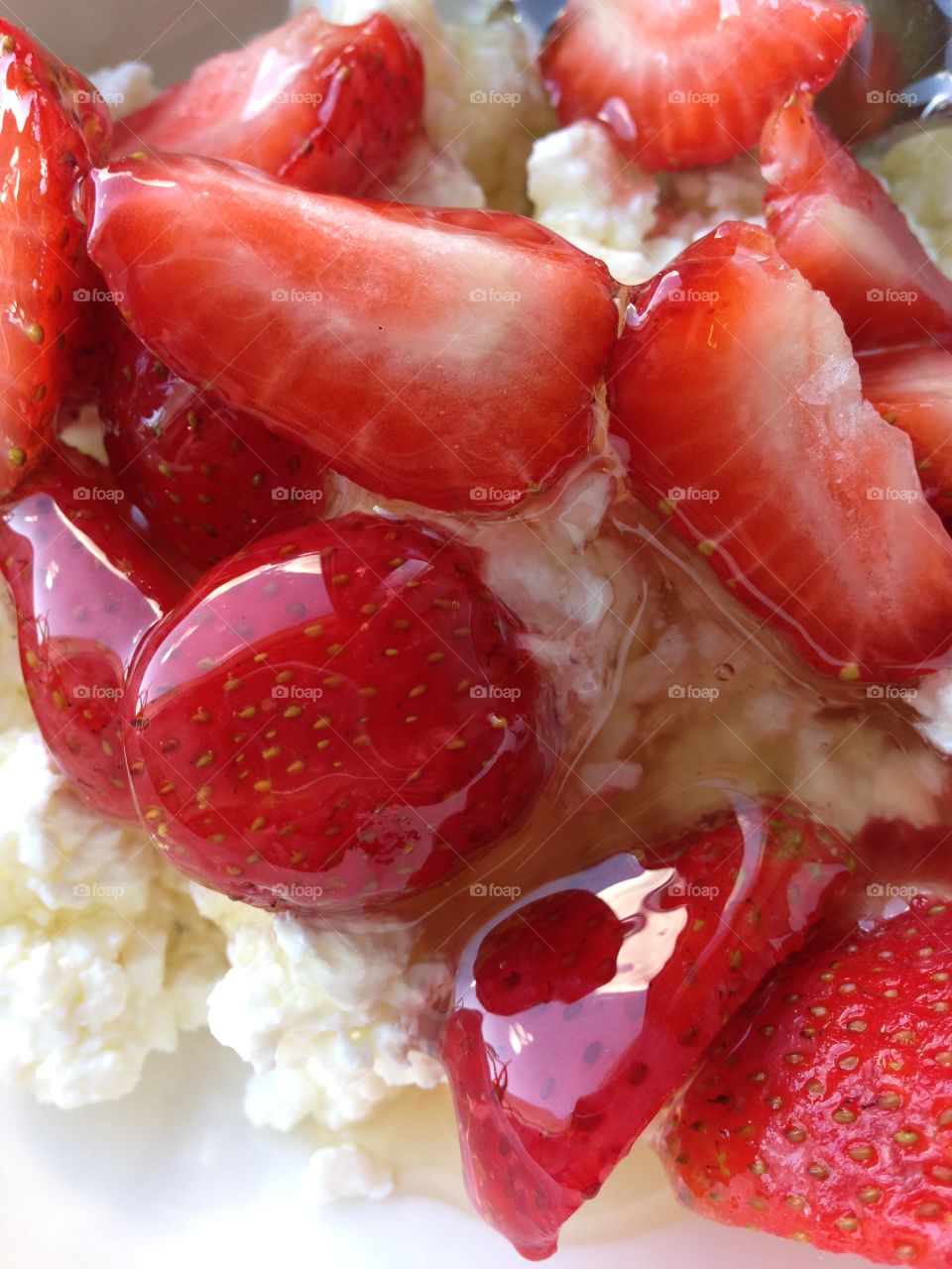 Cottage cheese with strawberries and honey