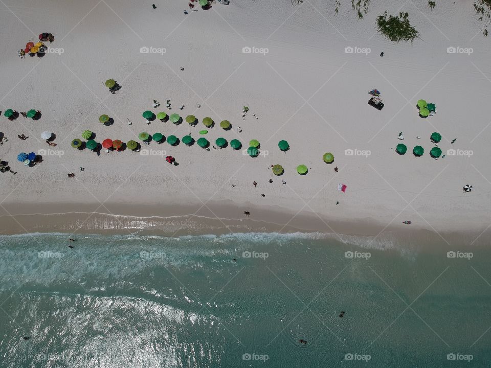 Paisagem aérea de Arraial do Cabo no Rio de Janeiro, Brasil. Lindo o azul do mar!