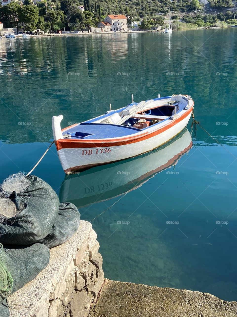 Boat and it’s reflection 