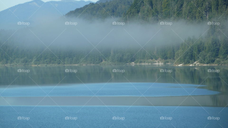 Nebel über dem Sylvensteinsee