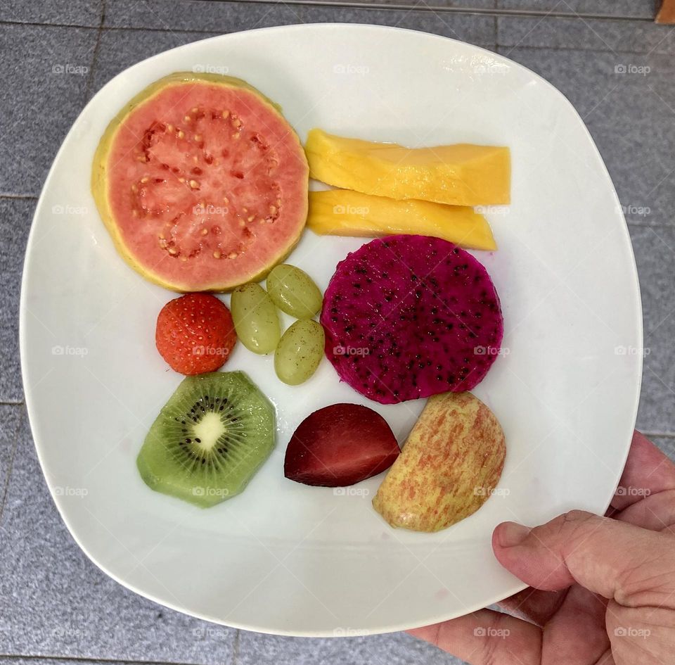 Êba, hoje teremos algumas frutas saborosas para refrescar o dia quente, além de dar saúde: goiaba, morango, uva, kiwi, ameixa, maçã, pitaya e manga. Quem vai querer? (guava, strawberry, grape, kiwi, plum, apple, pitaya and mango) 