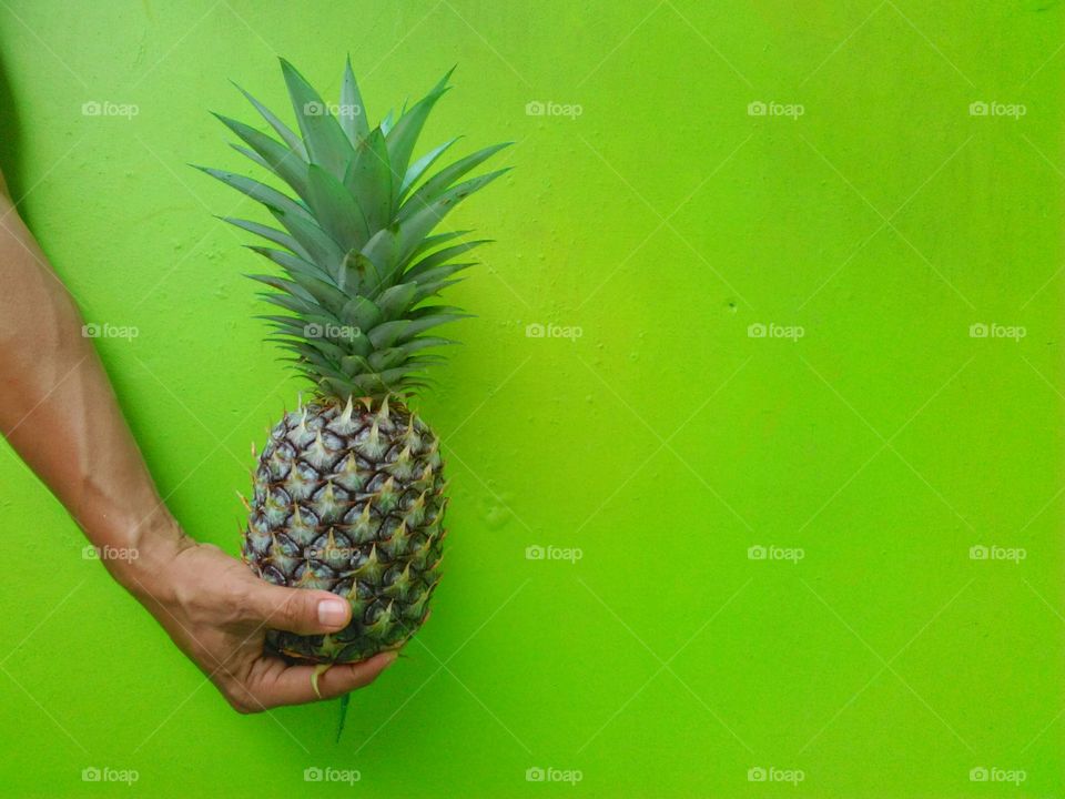 pineapple in hand