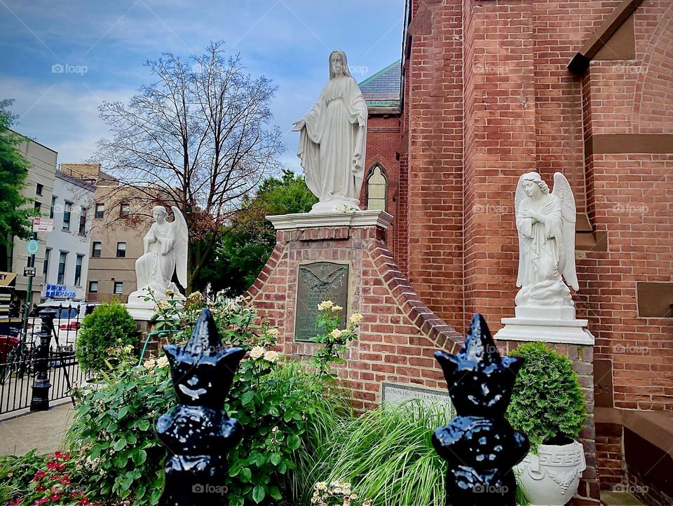 And also in sideways format here are the winged Angel statues of „Union Baptist Church“ in Long Island City, Queens surrounding the likeness of „Jesus Christ“ who is on a pedestal of the highest level. 2022. Hypnotic Productions