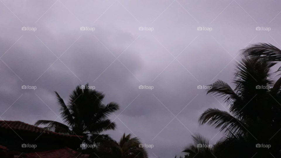 Manhã nebulosa em Armação dos Búzios, Rio de Janeiro, Brasil. Muito vento e muitos sinais de chuva.