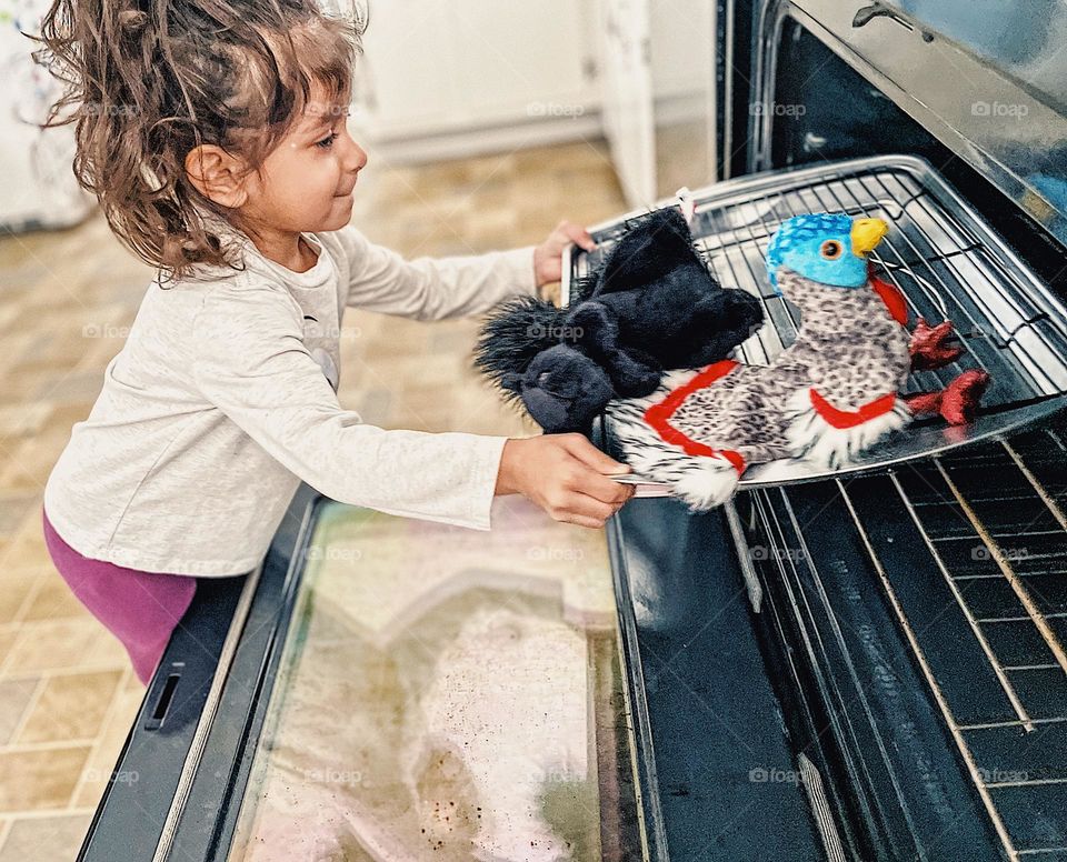 Little girl puts stuffed animals in the oven, eating stuffed animals for dinner, kids putting funny things in the oven, what’s that doing here?