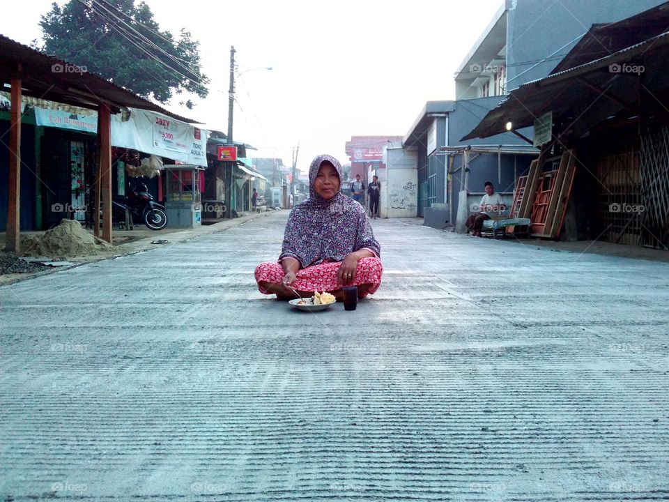 a mother is having her lunch on the middle of street