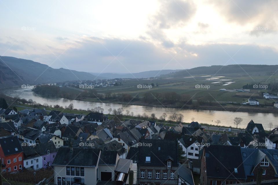 Sunrise on the Mosel River at Urzig. 