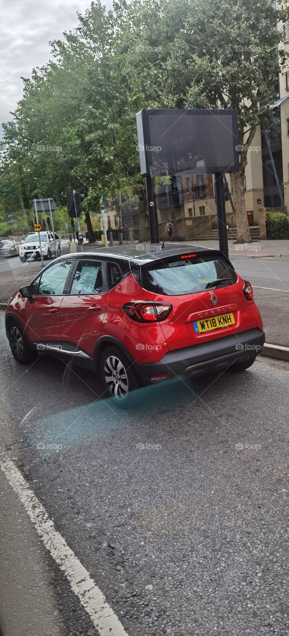 auto esperando que se ponga la verde en el semáforo