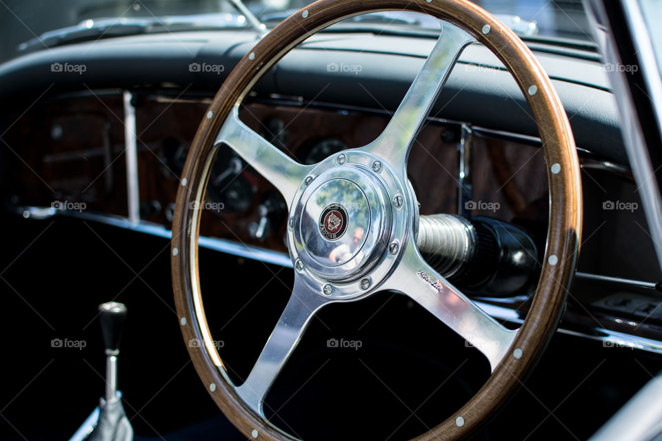 oldtimer jaguar car steering wheel