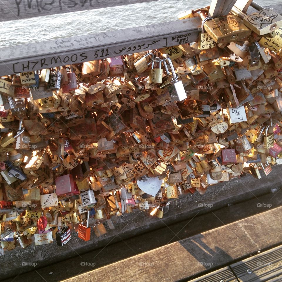 Le pont des amours . Le pont des amours, avec les cadenas, (75) Paris, France 