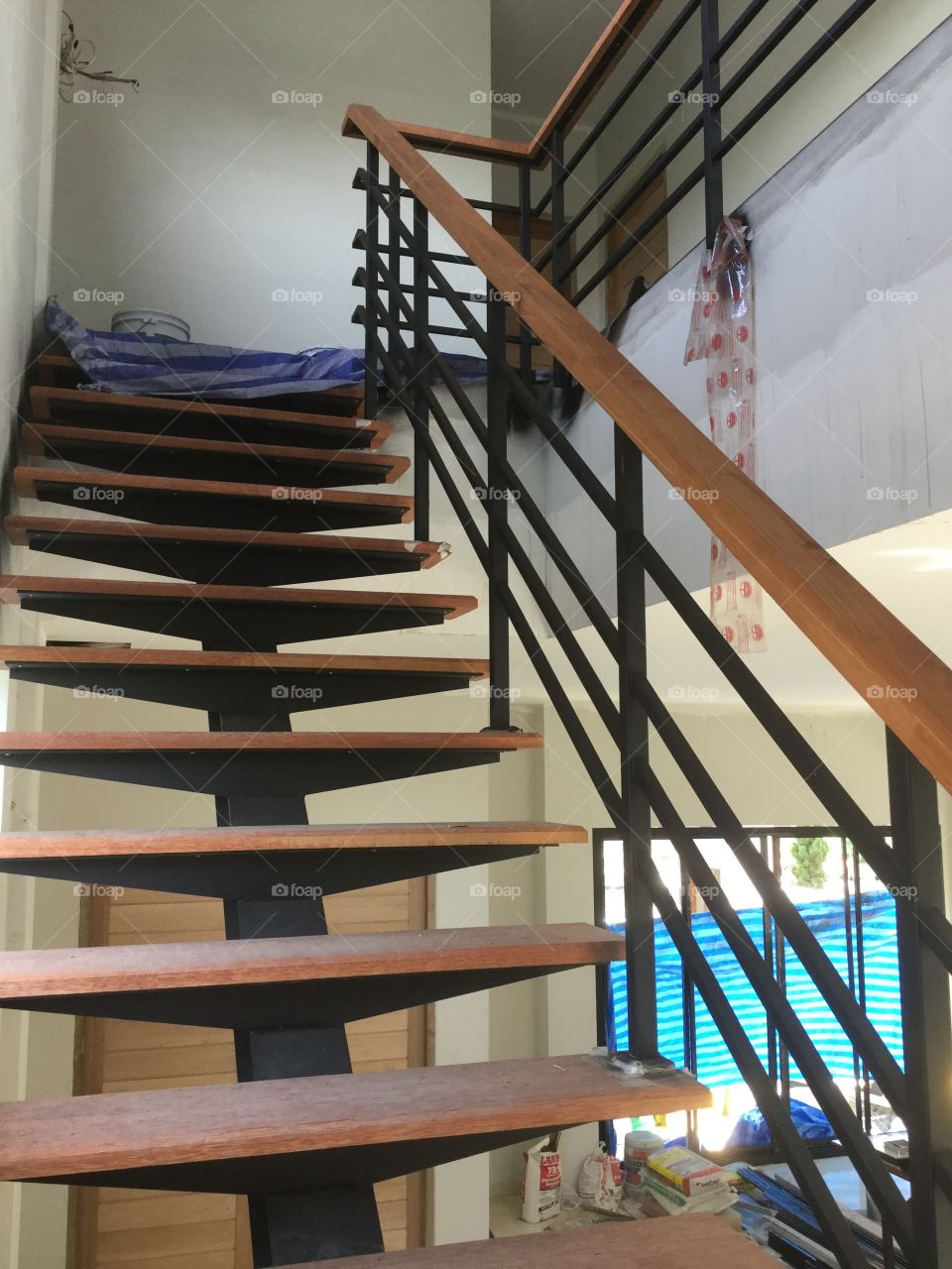 Build steel and wood stair