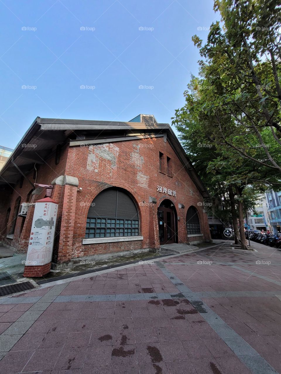 Riverside Live House. historic site. brickwork.brick building.It has been more than a hundred years since the construction of the Red House was completed in 1908. It is one of the earliest public markets built by the government in Taiwan.