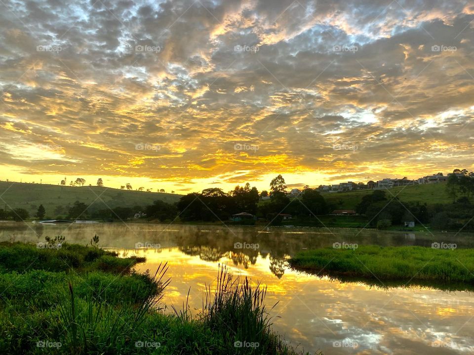 🇺🇸 Morning with clouds on the shores of Lake Biriçá, here in Brazil.  What an amazing formation in the sky! 🇧🇷 Manhã com nuvens à beira do lago do Biriçá, aqui no Brasil. Que formação incrível no céu!