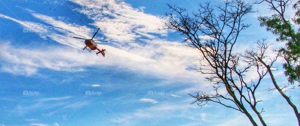 helicóptero céu azul