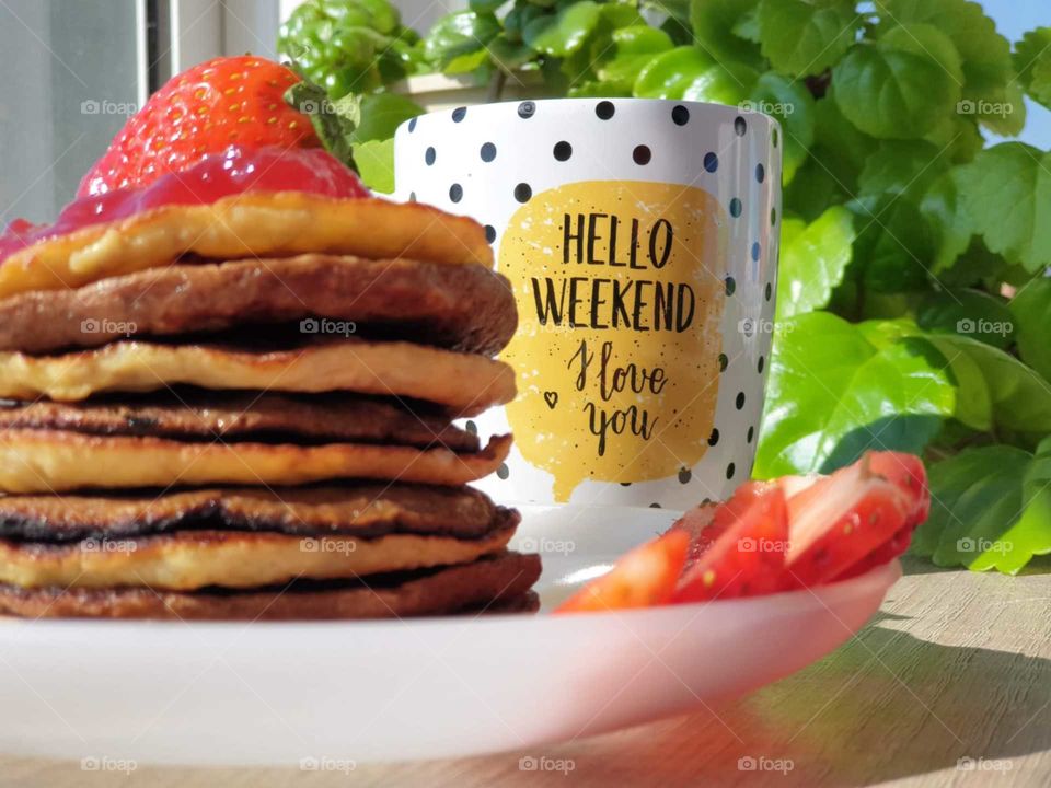 Breakfast#cup#tea#cupcakes#strawberries#plant#delicious#fruit