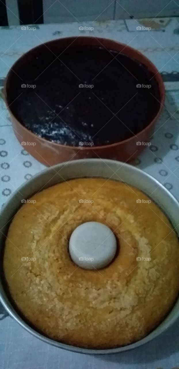 bolo de chocolate e bolo simples