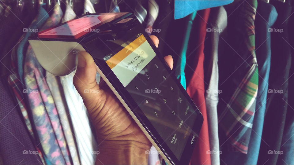 Compras com maquininha e cartão de crédito.