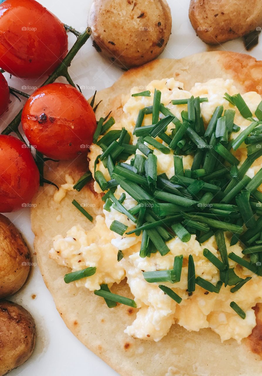 Breakfast of Grilled tomatoes on the vine, mushroom caps, and scrambled eggs served atop a crispy corn tortilla) using Chef Gordon Ramsey’s recipe for eggs topped with chives. 