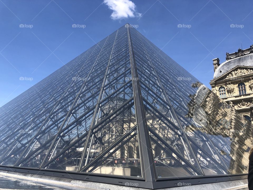 Lourve pyramid 
