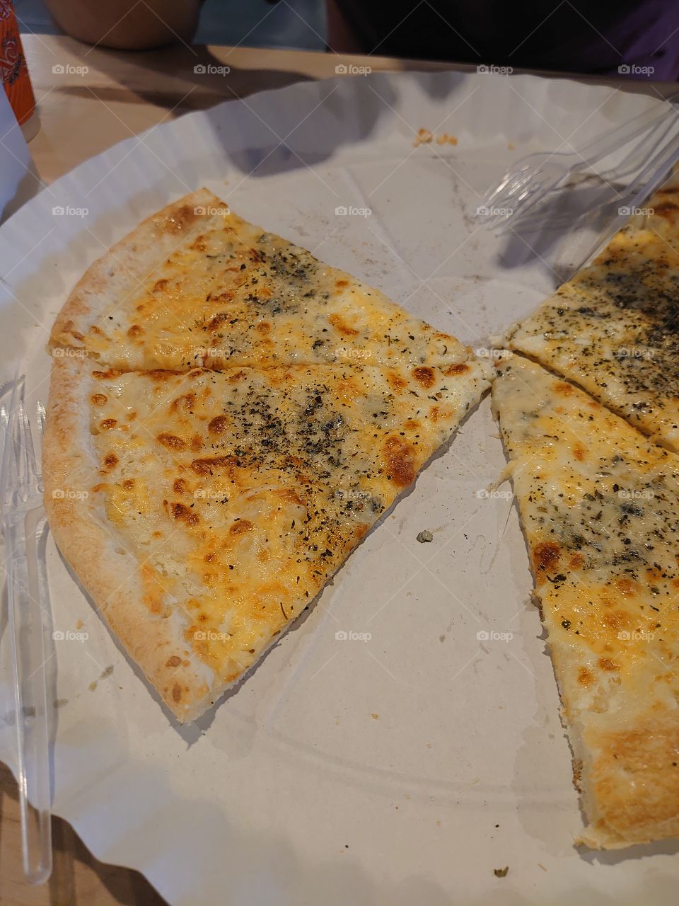 Delicious cheese pizza