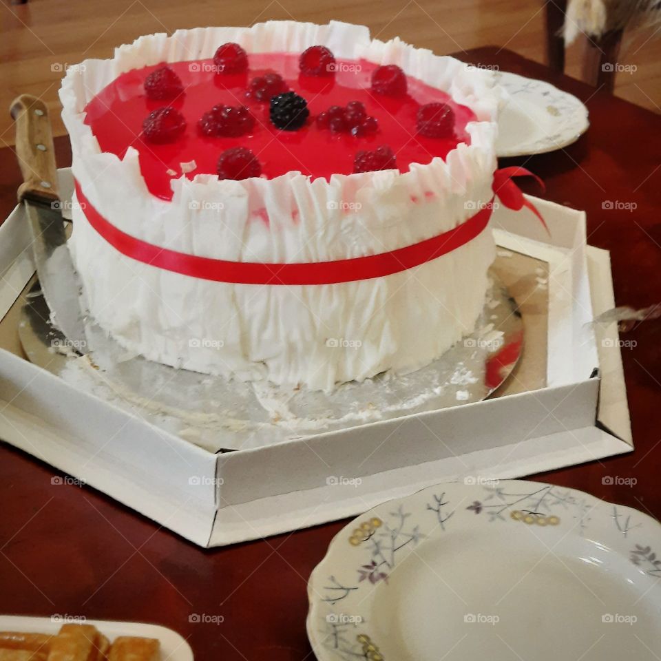 Jelly raspberry cake
