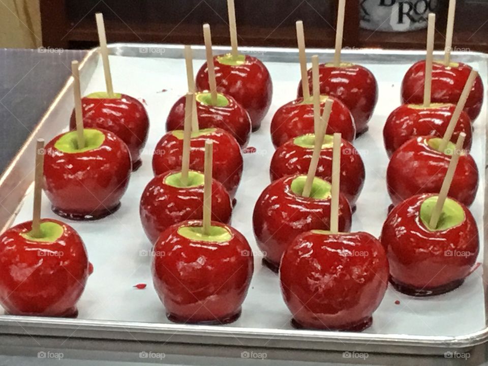 Delicious homemade candy apples - Sink your teeth into one of these, just don’t leave your teeth behind. - SWEET TOOTH