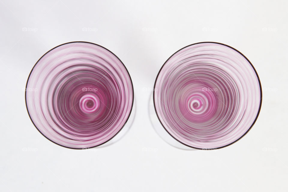 Pink striped champagne glasses from above  - rosa randiga champagneglas ovanifrån 