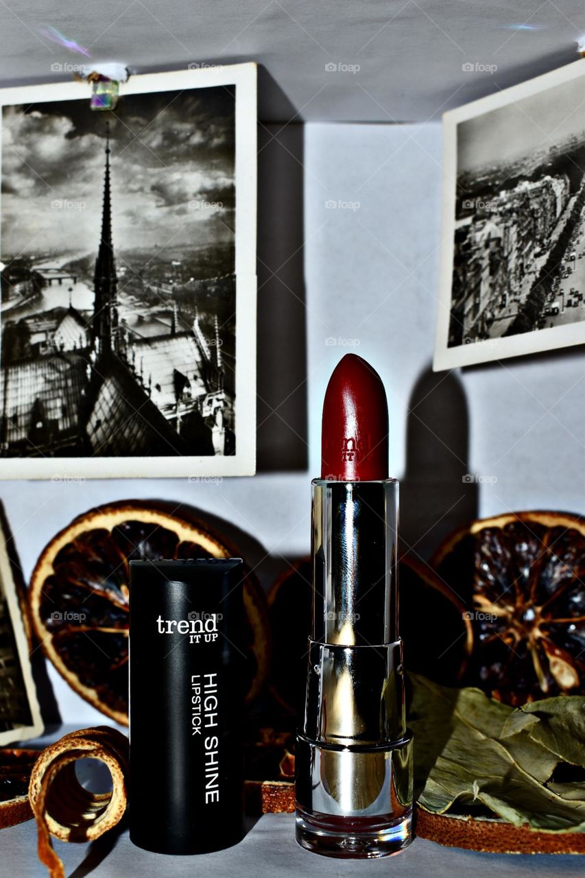 Red lipstick from TrendItUp. In the background are some nice black and white pictures.