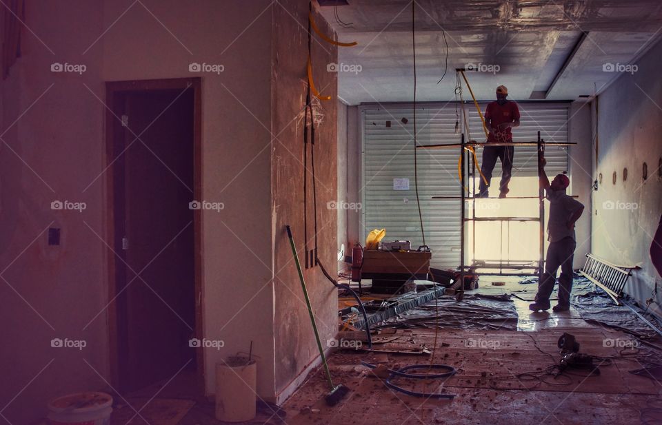 homens trabalhando - man working