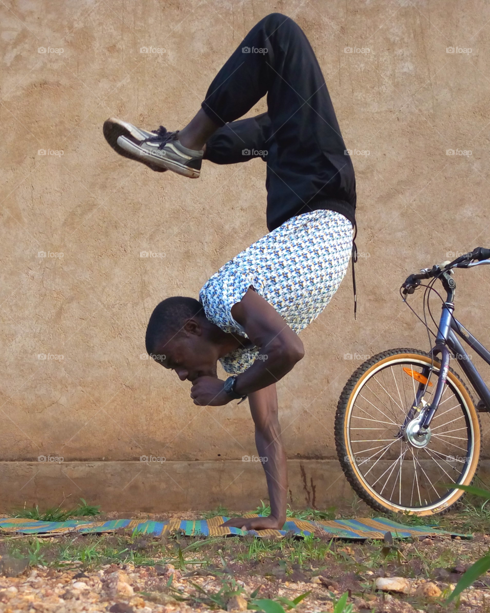 Handstand yoga pose. This time, I stood on one hand hooh! Guess what, but this is less than a second! You wanna try this? Just start on a wall and with both hands first, 🙏🏿😅