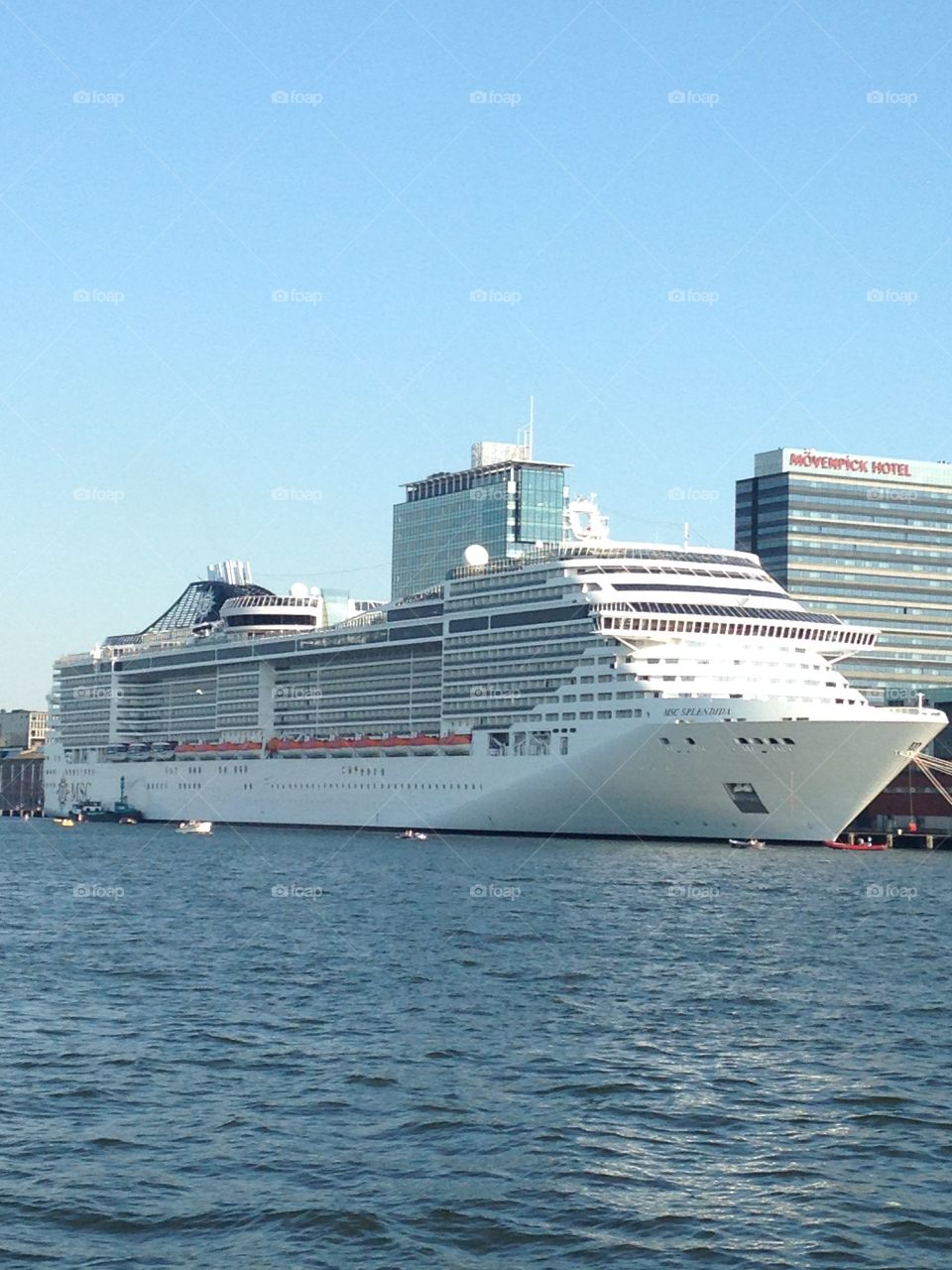 Big cruise ship 