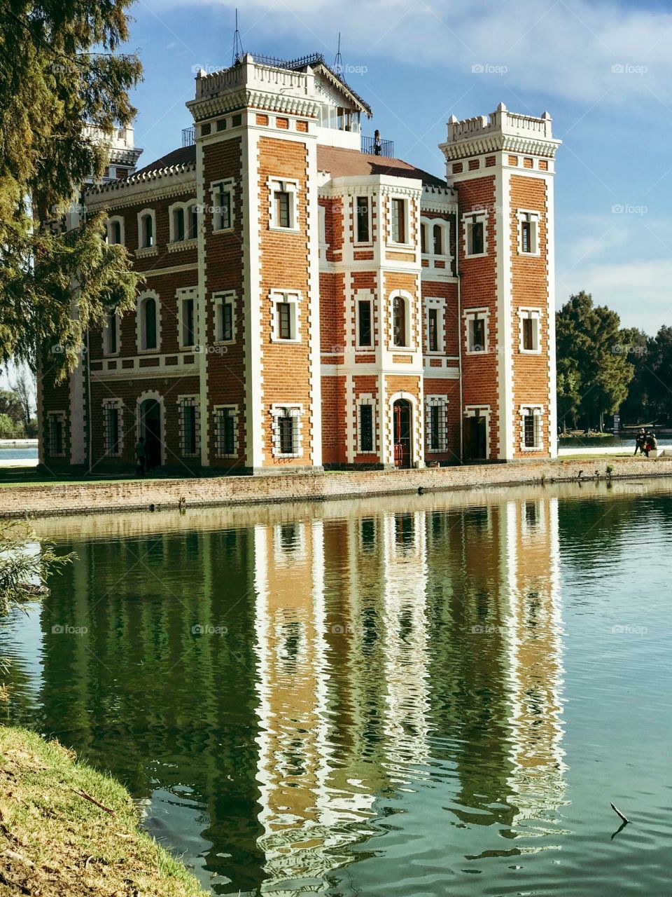 Castillo en lago