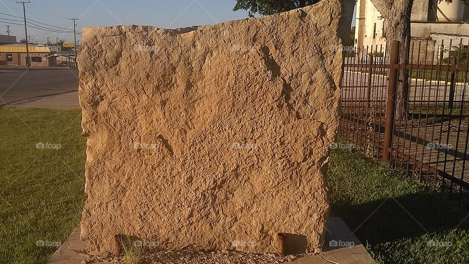 sponge Bob's ancestrial marker. This is a picture of a huge rock that I saw while out walking 🚶 🏃 🔥 💨 this morning