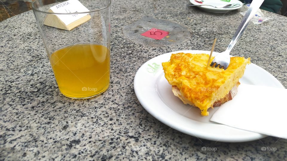 La mejor tapa, pintxo de tortilla mas un vasito de sidra fresca.