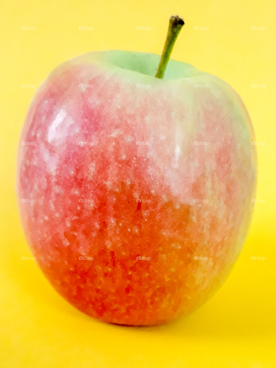Apfel vor gelbem Hintergrund