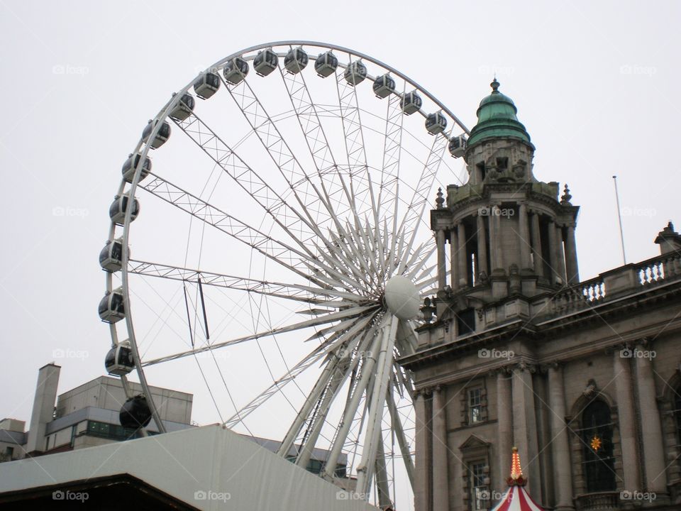 Grey ferris wheel in the middle of the city