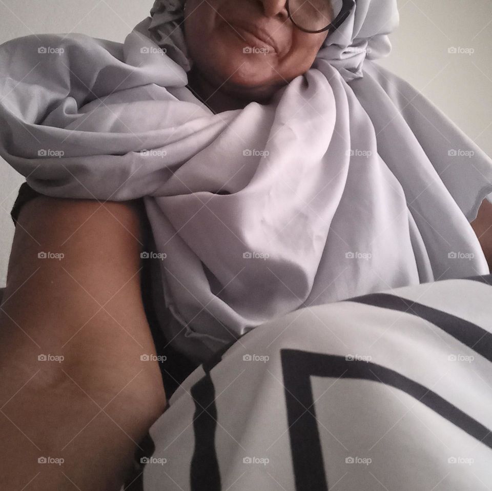 A moda e , a influência na vida das pessoas. Mesmo que inconscientemente a roupa que escolhemos usar  é inevitavelmente expressão da nossa cultura, identidade e estilo de vida.