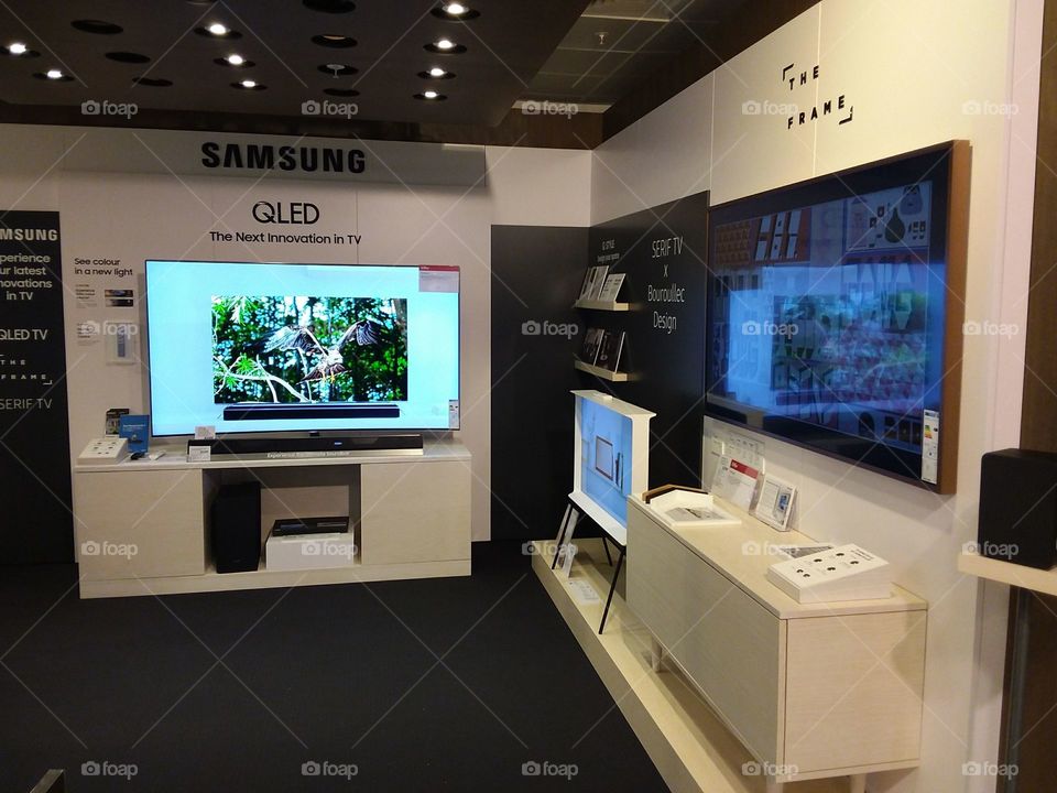 Samsung premium room featuring QLED and The Frame TV and Serif 4K UHD