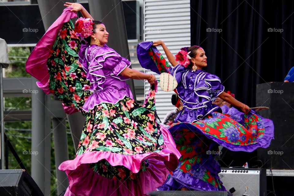 Gorgeous Mexican dancing