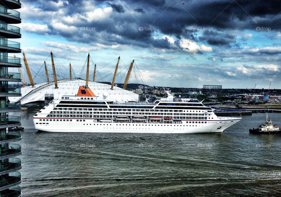 CRUISE SHIP ON THE RIVER THAMES