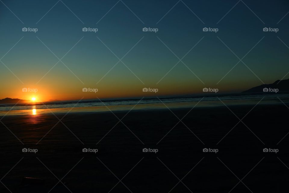 por do sol a beira mar